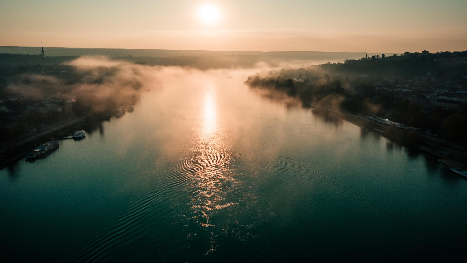 Fluviul Dunărea în zori, ceață peste apă